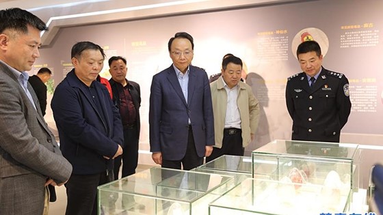 市委常委、政法委書記楊健蒞臨縣禁毒教育基地參觀指導(dǎo)